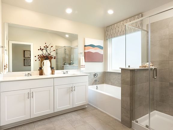 HOU_Southwinds_L401_Oleander_Primary Bathroom_2302GentleBreezeLn_Model.jpg