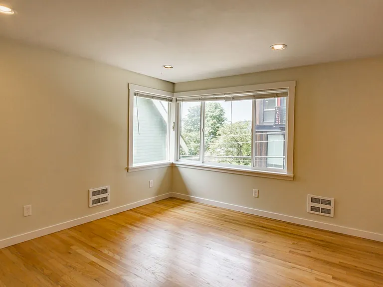 2211 Franklin Ave E — Photo 13