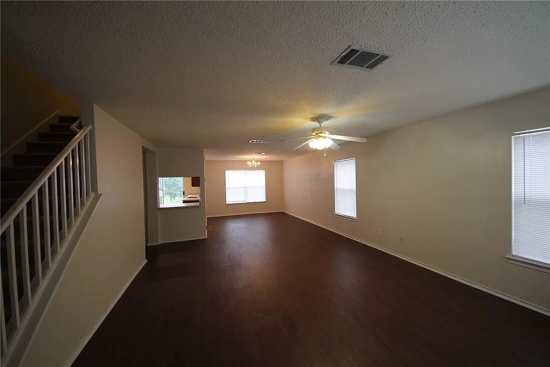 3 bed, 2.5 bath, 2186 sqft, $2,095 — Photo 2