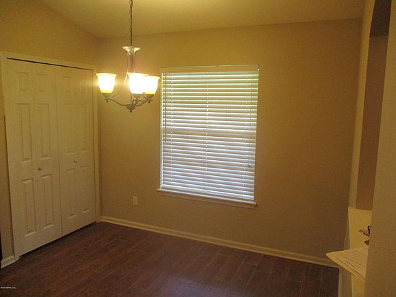 5th image of 2498 Royal Pointe Dr