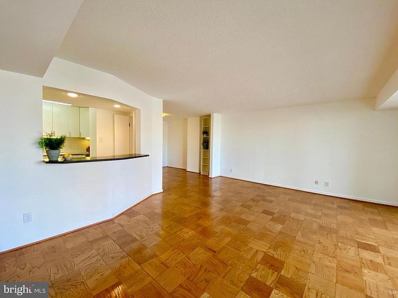 4th image of 3800 Fairfax Dr APT 302