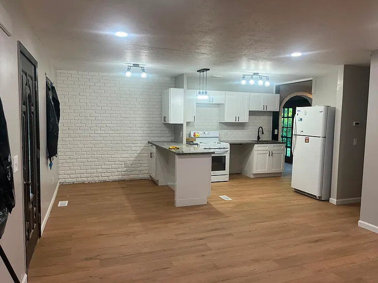 7004 Roe Blvd — Photo 4