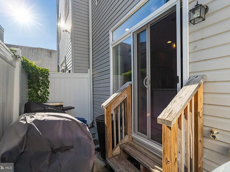 1528 W Seybert St — Photo 41