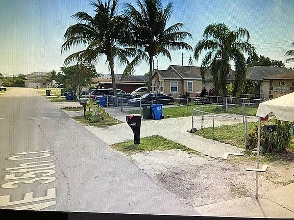 5th image of 220 NE 35th Ct