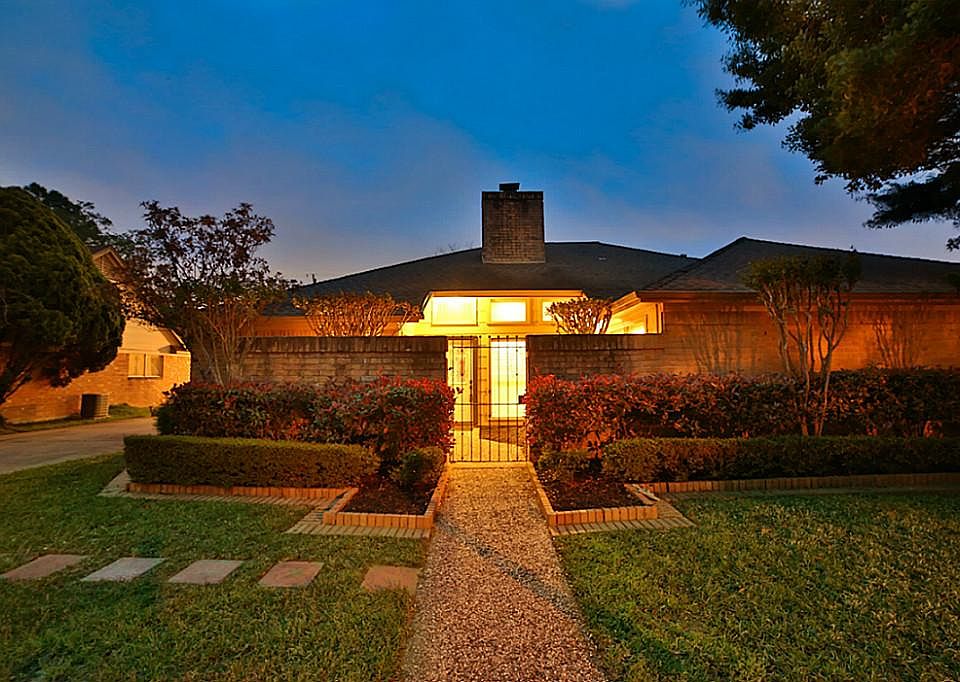 Fantastic 3 bedroom, 2 bath, brick home in Spring Shadows.