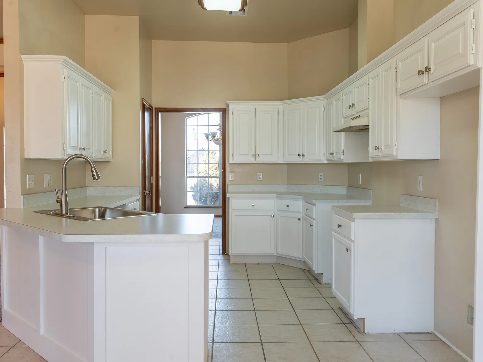 4 bed, 2460 sqft, $2,200 — Photo 4