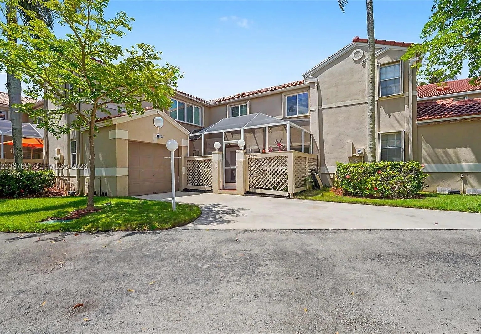 Embassy Lakes — Photo 2