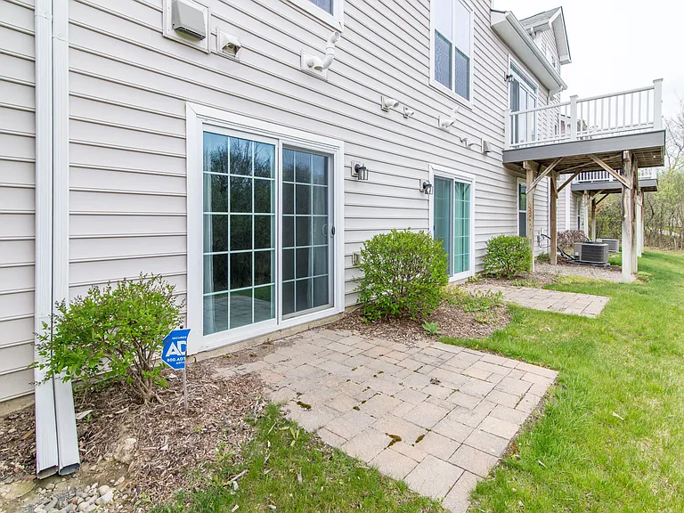 2544 Oxford Cir — Photo 35