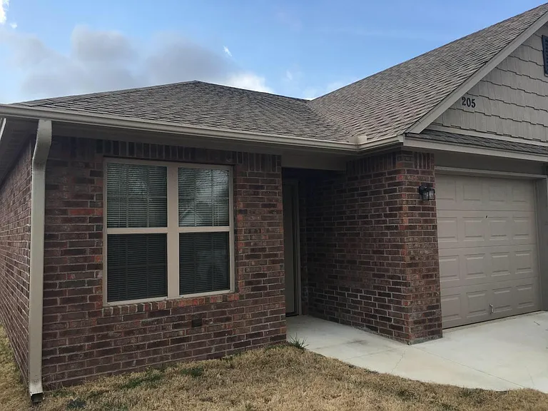 205 N Wortman Ave — Photo 1