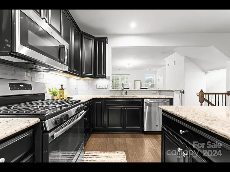 1233 Queen Lyon Ct — Photo 7