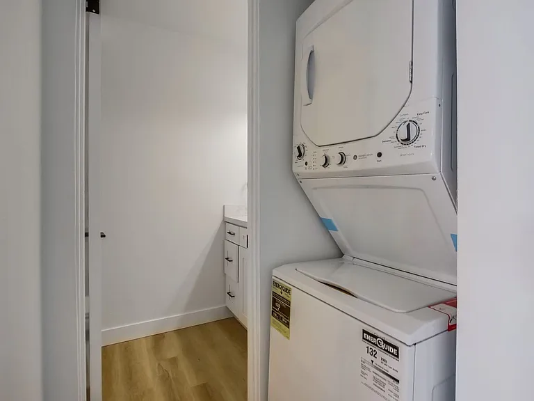 Two bedroom 1.5 bathroom beautifully upgraded with in unit laundry at the beach. Open House July 12 — Photo 8