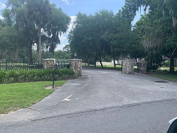 3rd image of 15709 Acorn Cir