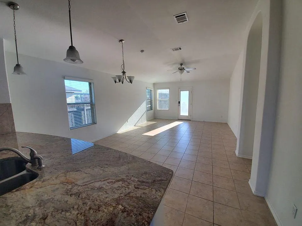 3 bed, 1600 sqft, $2,095 — Photo 4