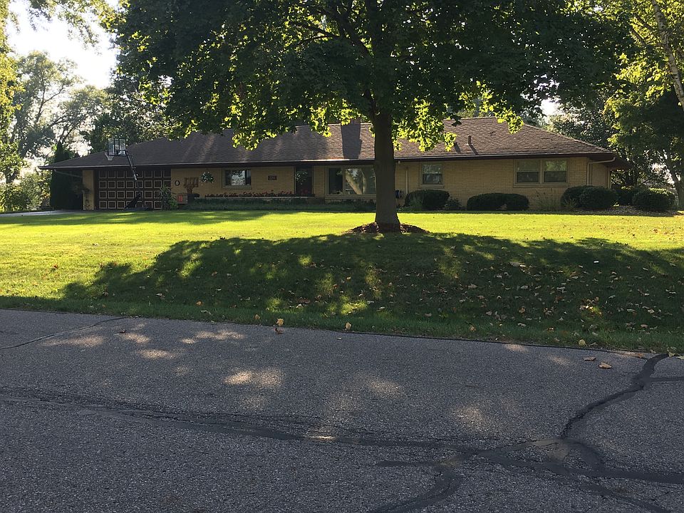 1st image of 224 Lakeshore Dr