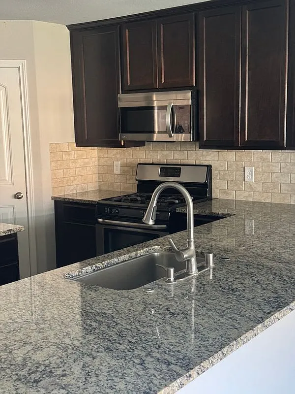 4 bed, 3.0 bath, 2398 sqft, $2,800 — Photo 4