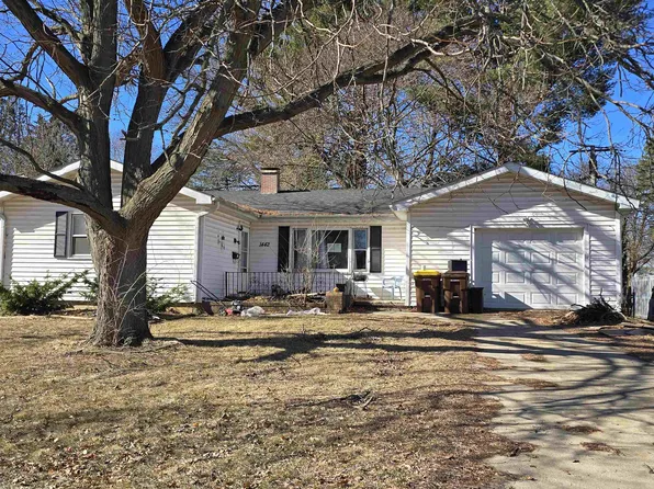 1442 S Blackhawk Ave, Freeport, IL 61032