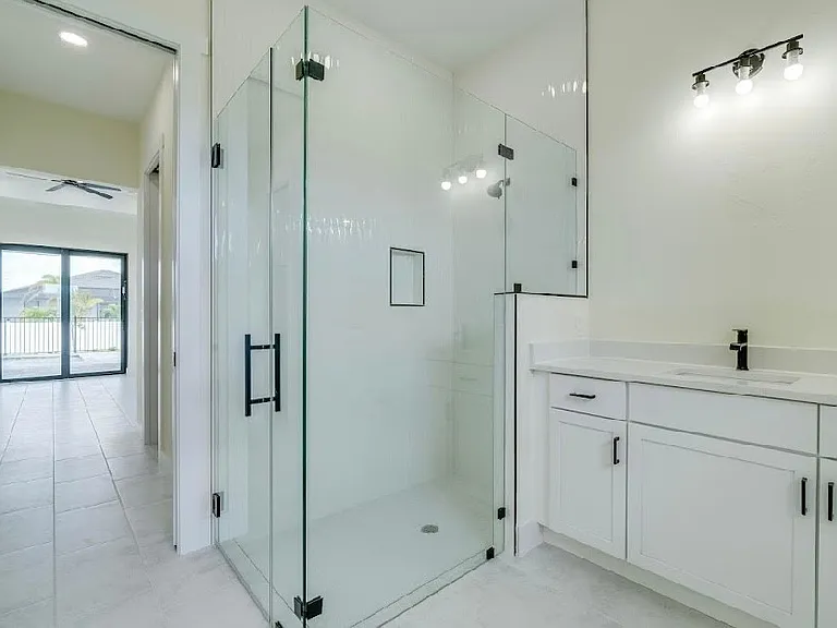 141 SW 37th Pl — Photo 20