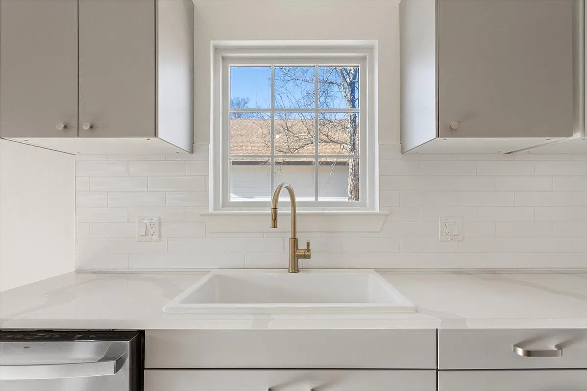 3 bed, 1200 sqft, $2,100 — Photo 3