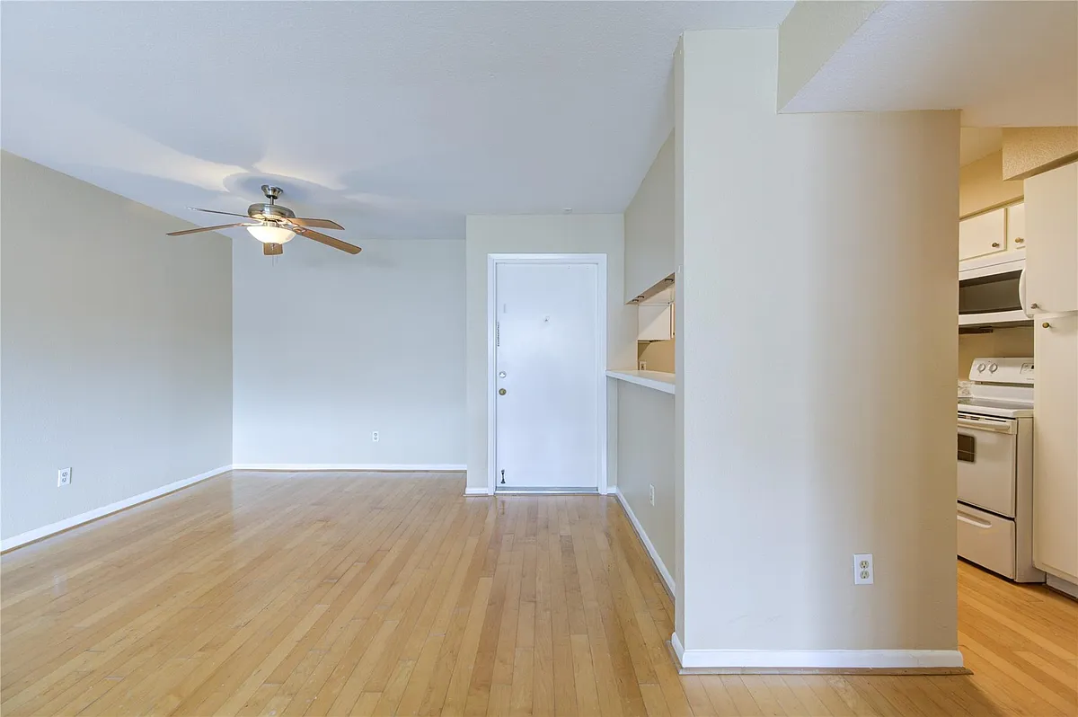 Building Photo - 3055 Walnut Bend Ln #21