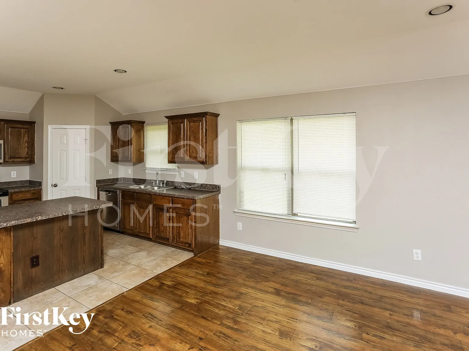 4 bed, 2.0 bath, 1889 sqft, $2,090 — Photo 3