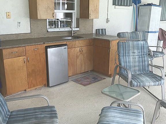 Lanai Bar/Refrig and sink