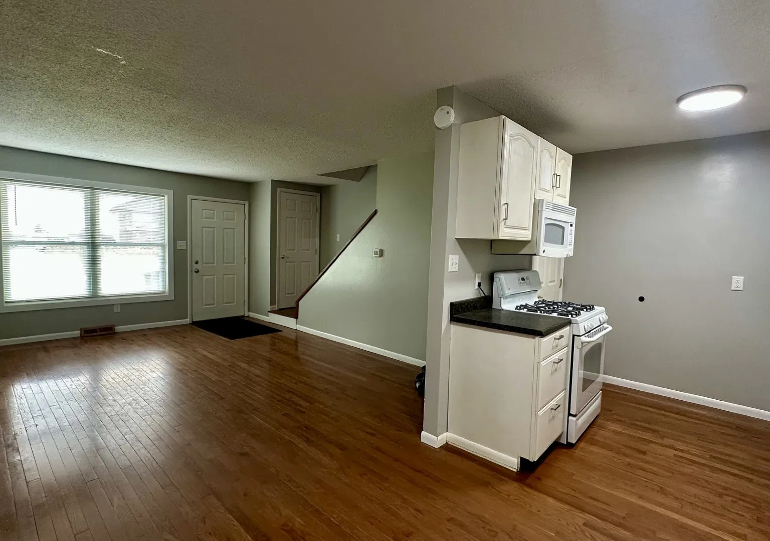 2 bed, 832 sqft, $1,100 — Photo 1