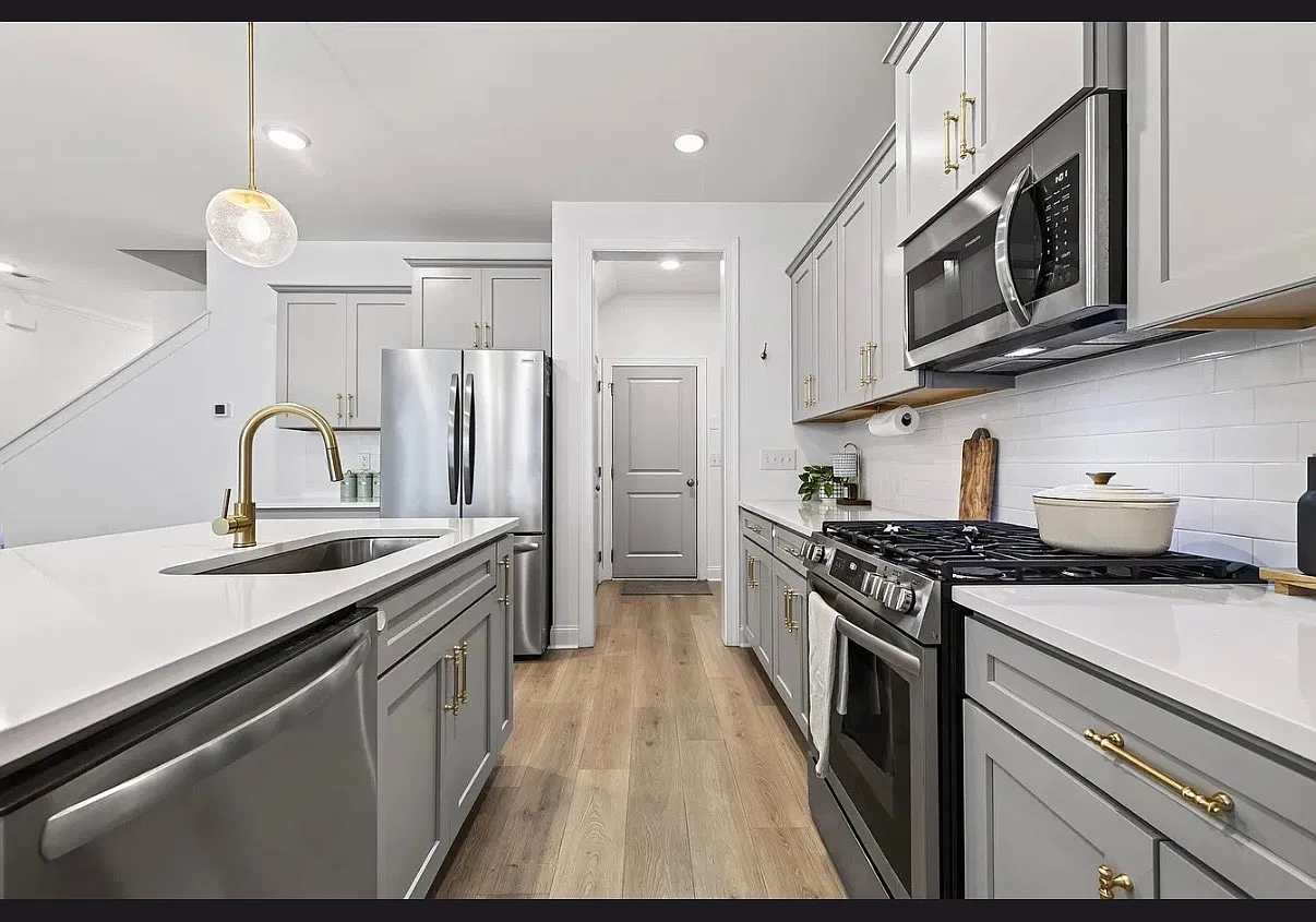 3 bed, 2.5 bath, 1996 sqft, $2,100 — Photo 4