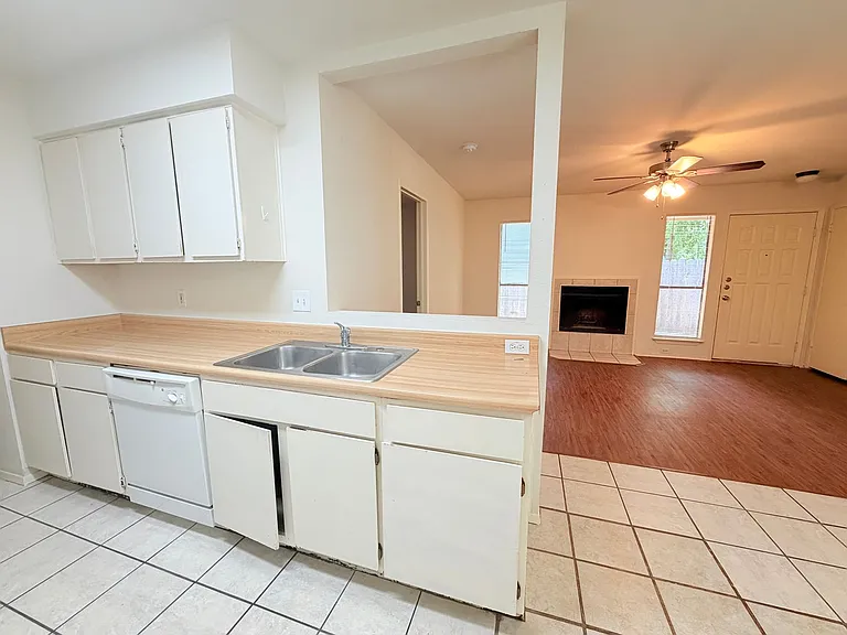 405 Parkhill Cv — Photo 11