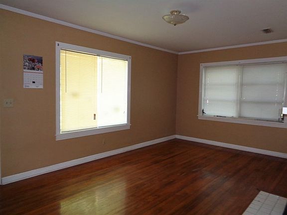5th image of 902 N Broadway St