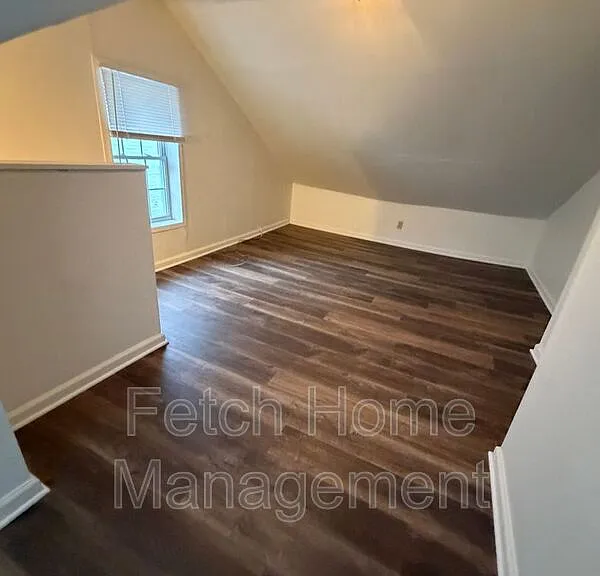 214 W Strawberry St — Photo 15