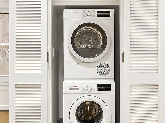 4th image of 225 W 23rd St #2253K