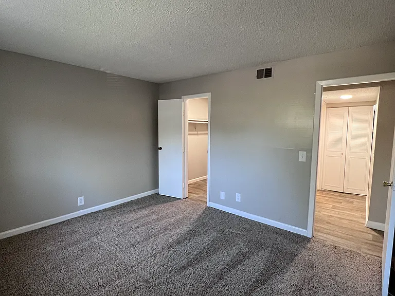 Bell Hollow Apartments — Photo 21