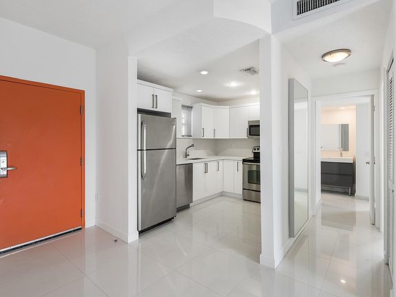 4th image of 411 SW 37th Ave APT 4C