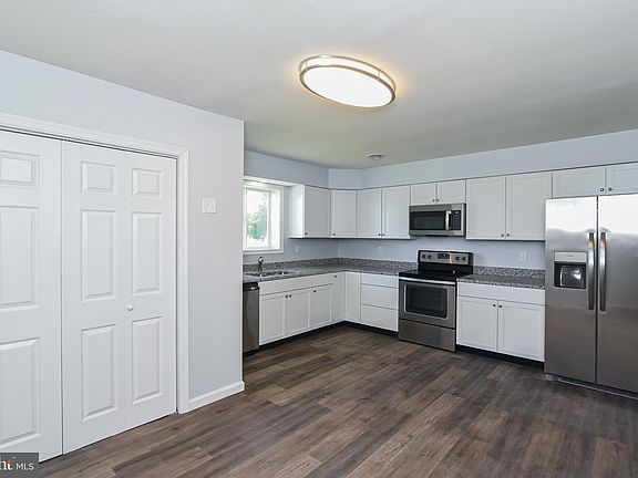 3rd image of 706 Lakeview Dr