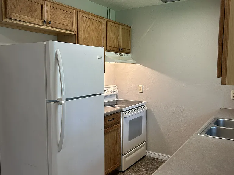 214 Blett St — Photo 5