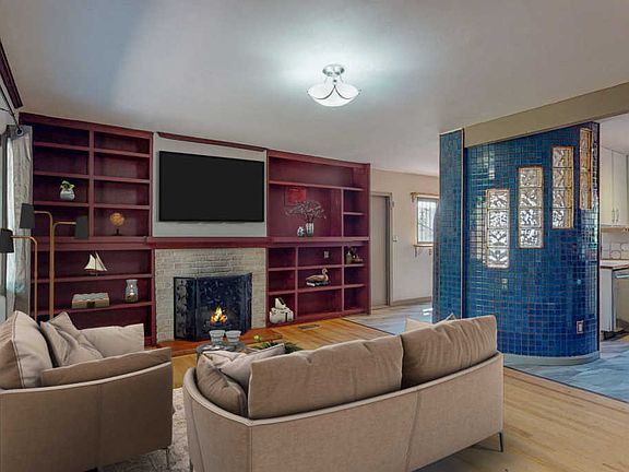 3rd image of 1009 Girard Blvd SE