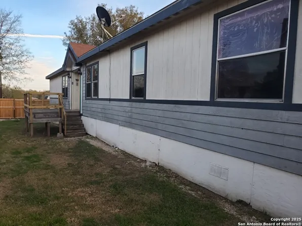 754 Kayroe Rd, Adkins, TX 78101