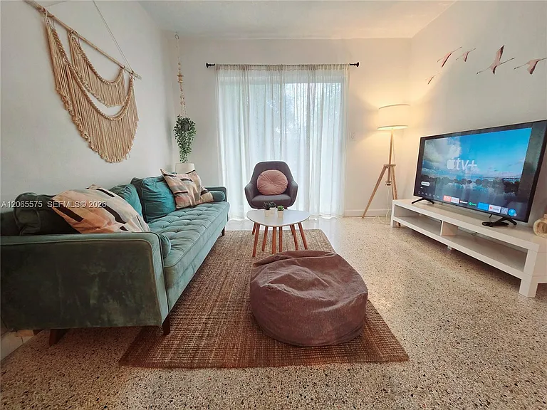 651 SW 3rd St #3 — Photo 1
