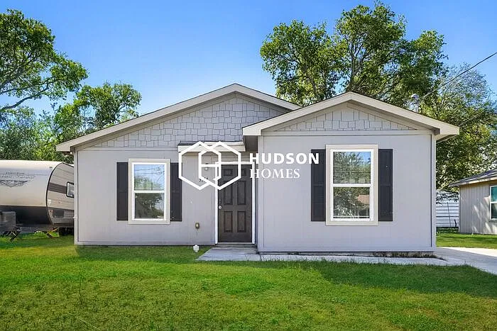 3 bed, 2.0 bath, 909 sqft, $1,049 — Photo 1