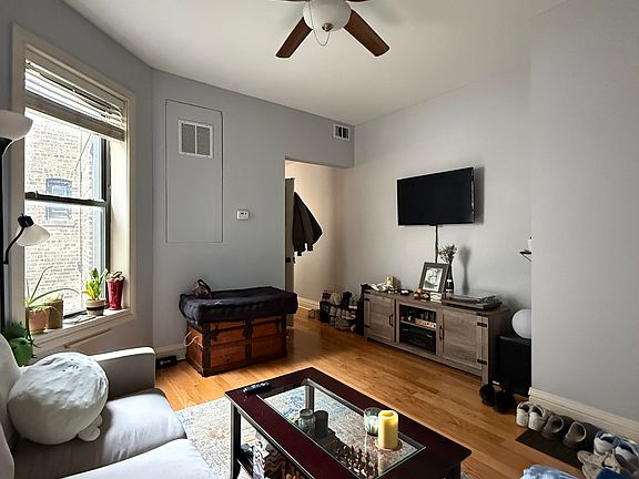 2nd image of 1134 W Oakdale Ave APT 2R