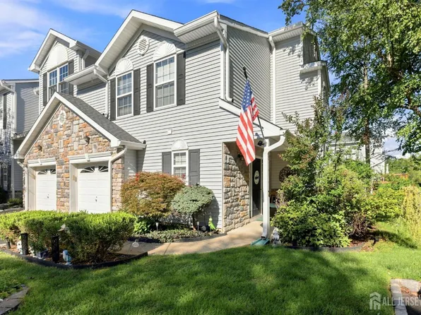 17 Hanna Ln, Laurence Harbor, NJ 08879
