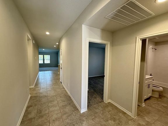 5th image of 521 Bronze Cir W