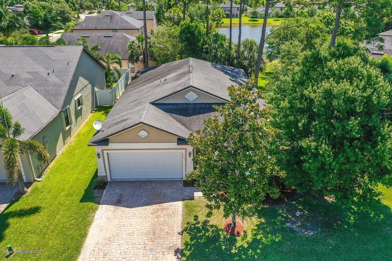 4 bed, 2.0 bath, 2026 sqft, $2,500 — Photo 3