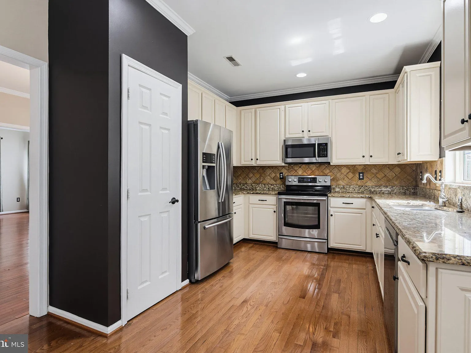 4 bed, 2.5 bath, 2966 sqft, $4,000 — Photo 4