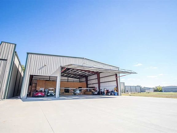 3rd image of 1550 S Aviator Ln