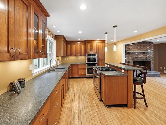 4th image of 380 Snake Hill Rd
