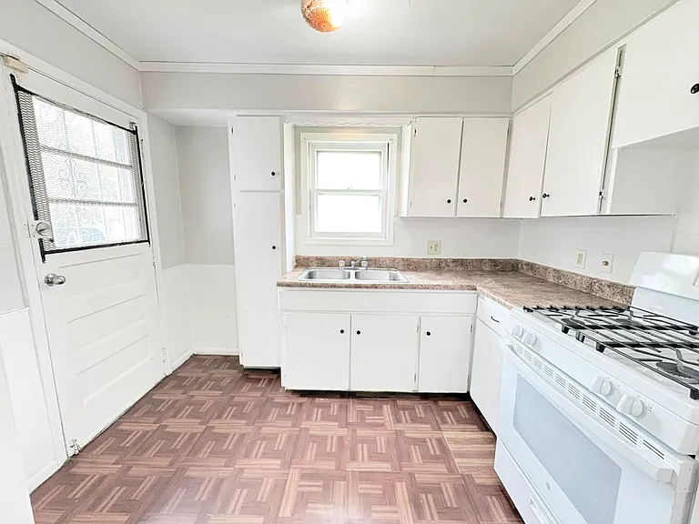 1019 Booth Ave — Photo 12