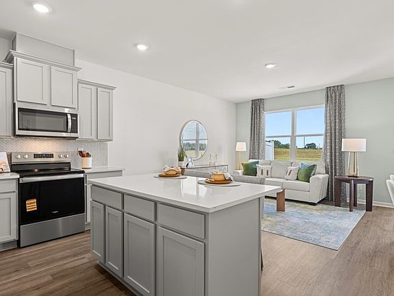 4th image of 123 Kenmore Cir