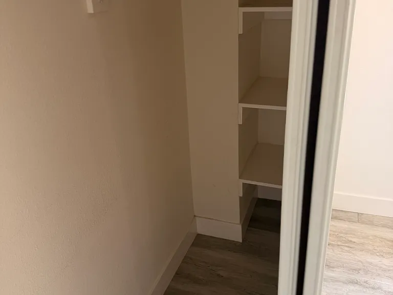 1820 W 11th St #8 — Photo 8