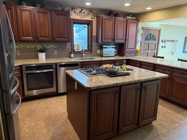 27 Palmer Ave, Chicopee, MA 01020